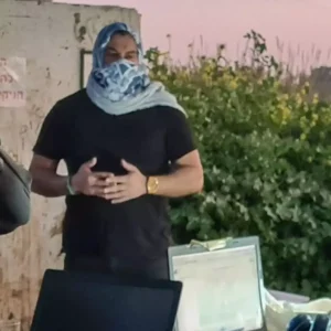 מַרְחַבַּא. שמי נאור כהן, מייסד פרויקט אַלְפָא. הקמתי את 'פרויקט אַלְפָא', עם ניסיון של למעלה מעשור בתחום הערבית המעשית במגזר העסקי והביטחוני ולאחר שביצעתי תפקידים מבצעיים וחקירות בשטח (לעיתים תחת סיכון חיים ממשי). ובמסגרת תפקידי המטה, הייתי שותף בהקמה של מחלק האזנות (ואף קודמתי בתפקיד ובשכר בזכות 'פרויקט אַלְפָא'). כמו כן, ביצעתי הדרכות והרצאות ביחידות מסווגות על שפה ותרבות ערבית.